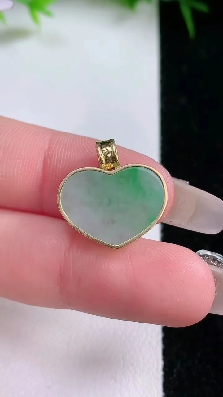 天然A货翡翠爱心吊坠，尺寸13.4-17-4.2，重量:2.80g
1月26日