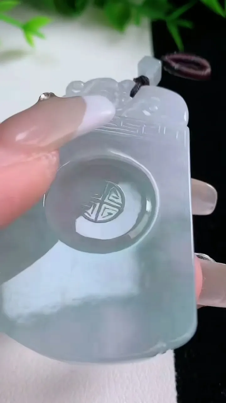 天然A货翡翠仿古无事牌吊坠，尺寸52.6-36.5-3.5，重量:17.87g
1月26日