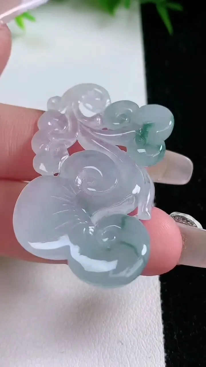 天然A货翡翠飘花如意吊坠，尺寸45.5-24.6-4.8，重量:9.66g
1月26日