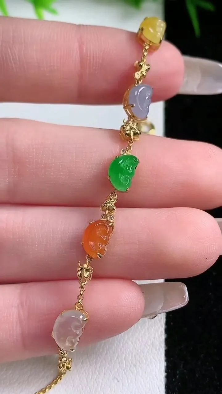 天然A货翡翠18K金四彩如意头手链，尺寸6.3-4.6，重量:3.48g
1月26日