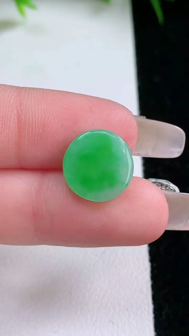 天然A货翡翠无事牌镶嵌件，尺寸12.4-3，重量:1.65g
1月26日