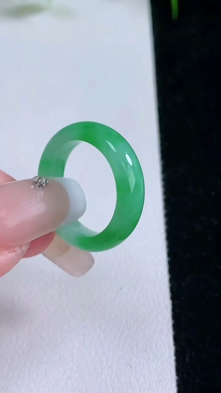 天然A货翡翠指环戒指，尺寸16.5-5-2.8，重量:3.33g2026年1月26日
工厂直销收藏佳品,种好水足，色泽均匀，有种有色，上手高大气！