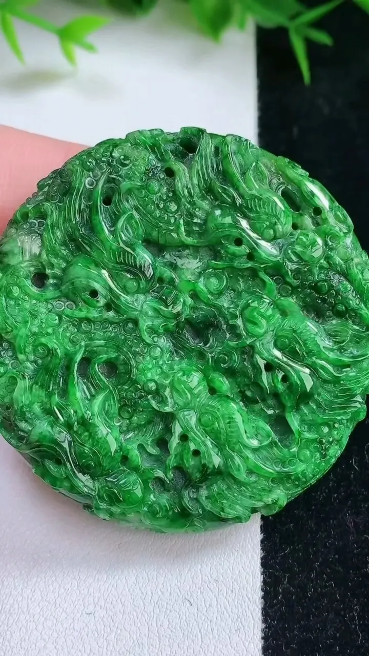 天然A货翡翠九龙至尊 龙牌吊坠，尺寸52-10.4，重量:59.66g
1月26日