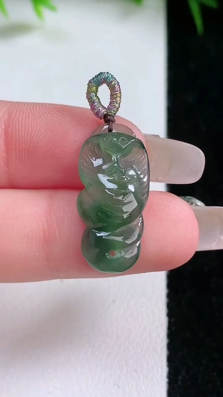 天然A货翡翠生肖蛇吊坠，尺寸21.6-11.4，重量:1.69g
1月26日