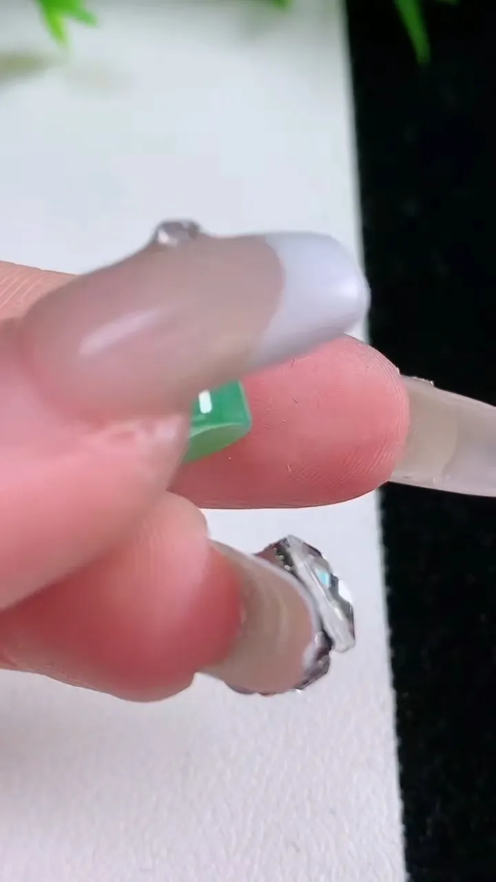 天然A货翡翠无事牌镶嵌件，尺寸12.4-3，重量:1.65g
1月26日