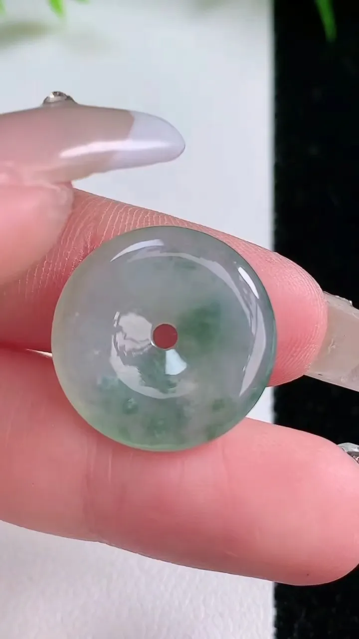 天然A货翡翠飘花平安扣吊坠，尺寸16-3.4，重量:3.08g
1月26日