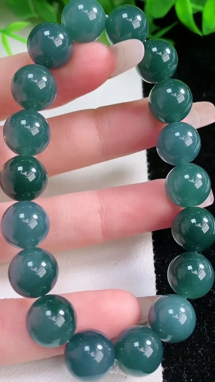 天然A货翡翠圆珠手串，尺寸11-18颗，重量:42.62g1月26日
工厂直销收藏佳品,种好水足，色泽均匀，有种有色，上手高大气！