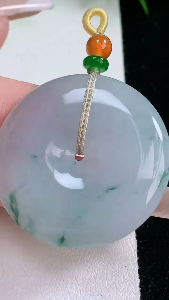 天然A货翡翠飘花平安扣吊坠，尺寸39.6-5.8，重量:21.32g
1月26日