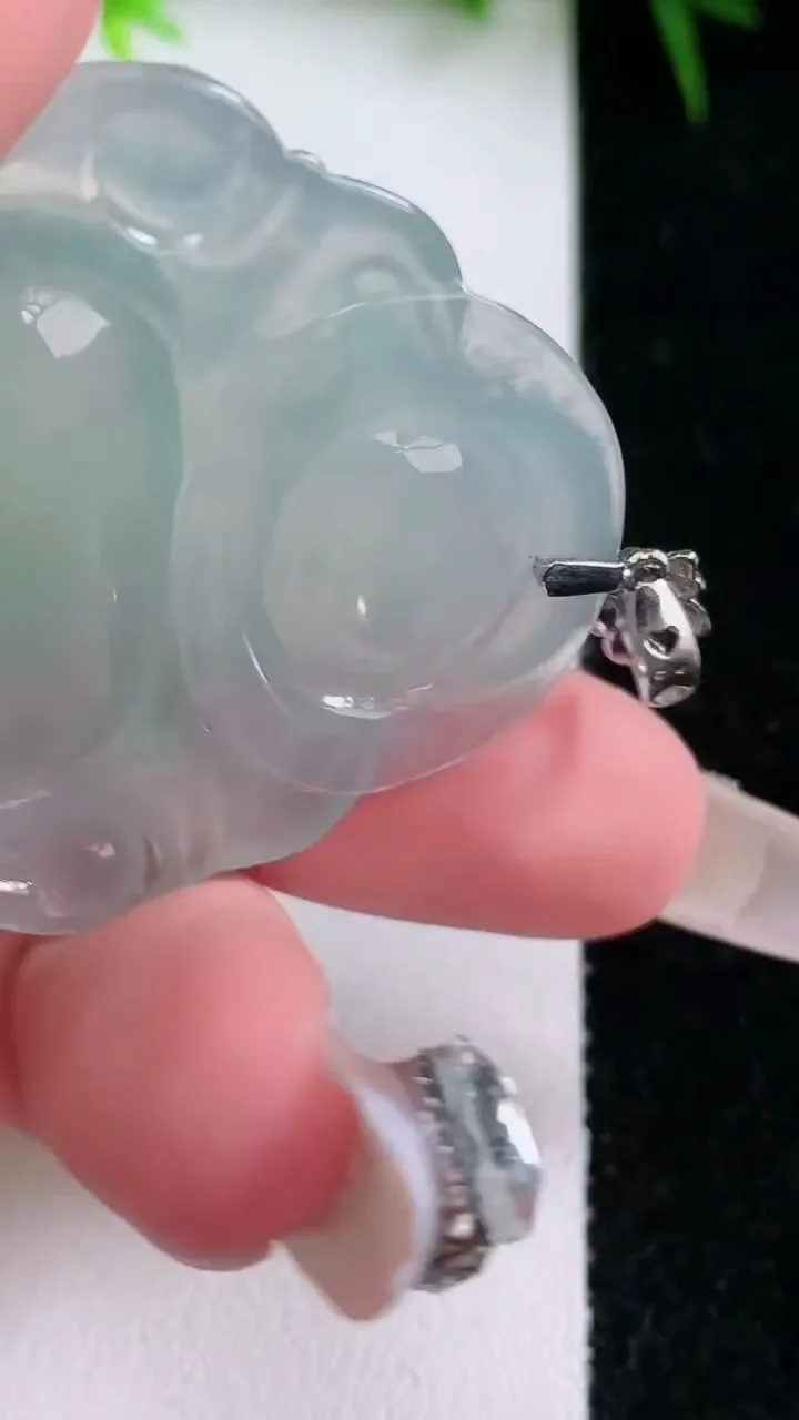 天然A货翡翠佛公吊坠，尺寸36-39.4-7，重量:15.30g
1月26日