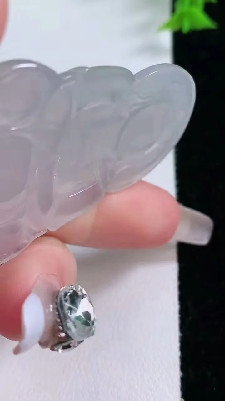 天然A货翡翠观音菩萨吊坠，尺寸54.7-35.8-5.2，重量:17.61g
1月26日