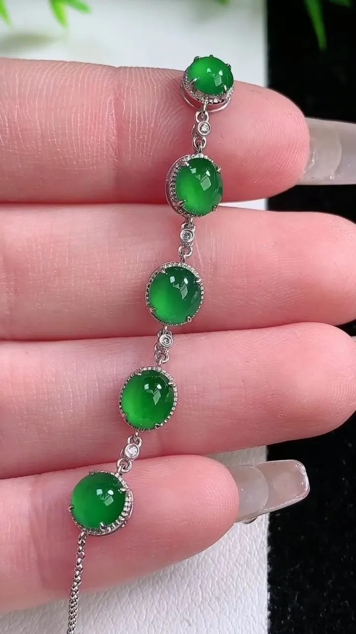 天然A货翡翠蛋面手链，尺寸6-3.7，重量:3.00g
1月26日