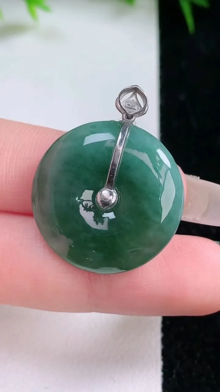 天然A货翡翠平安扣吊坠，尺寸23.3-5.5，重量:7.50g
1月26日