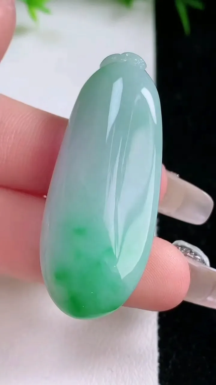 天然A货翡翠福瓜吊坠，尺寸45.4-18.8-12.3，重量:19.13g
1月26日