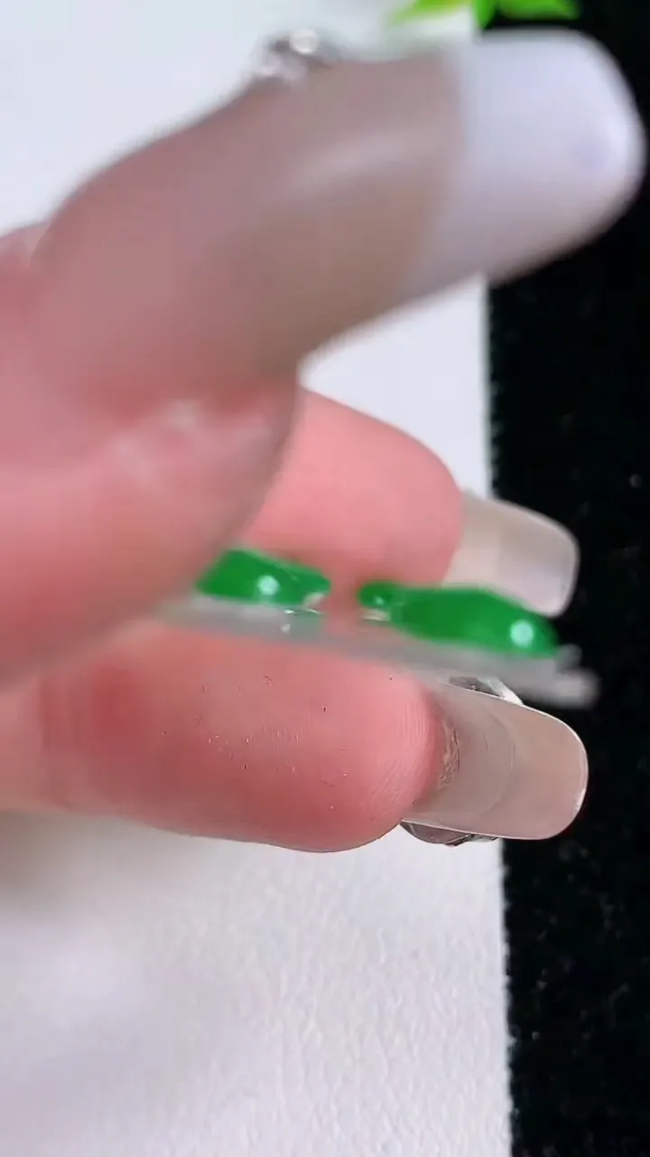 天然A货翡翠蛋面镶嵌件一手，尺寸7.6-6.6-3，重:1.89g
1月26日