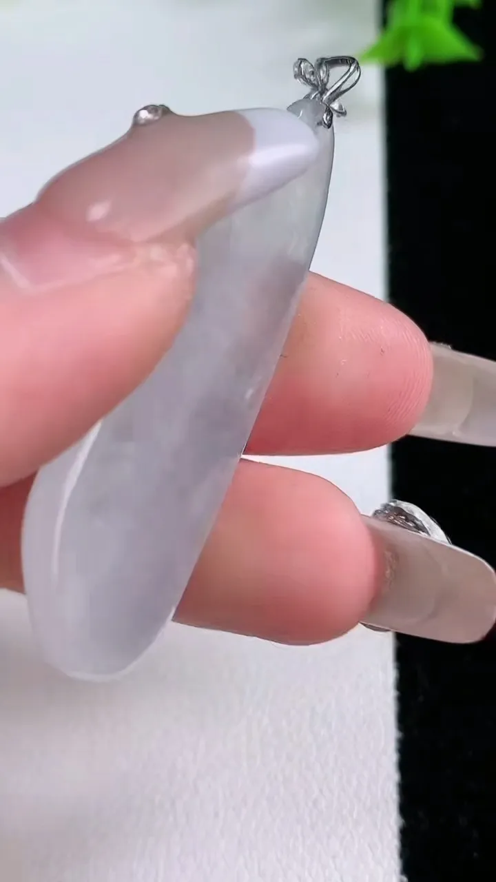 天然A货翡翠福瓜吊坠，尺寸46.2-15.6-7.3，重量:9.66g
1月26日