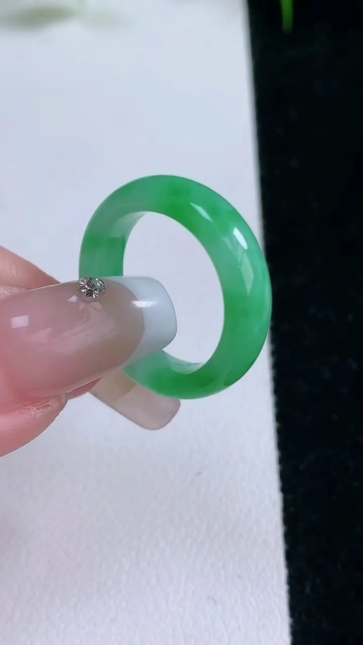 天然A货翡翠指环戒指，尺寸16.5-5-2.8，重量:3.33g2026年1月26日
工厂直销收藏佳品,种好水足，色泽均匀，有种有色，上手高大气！