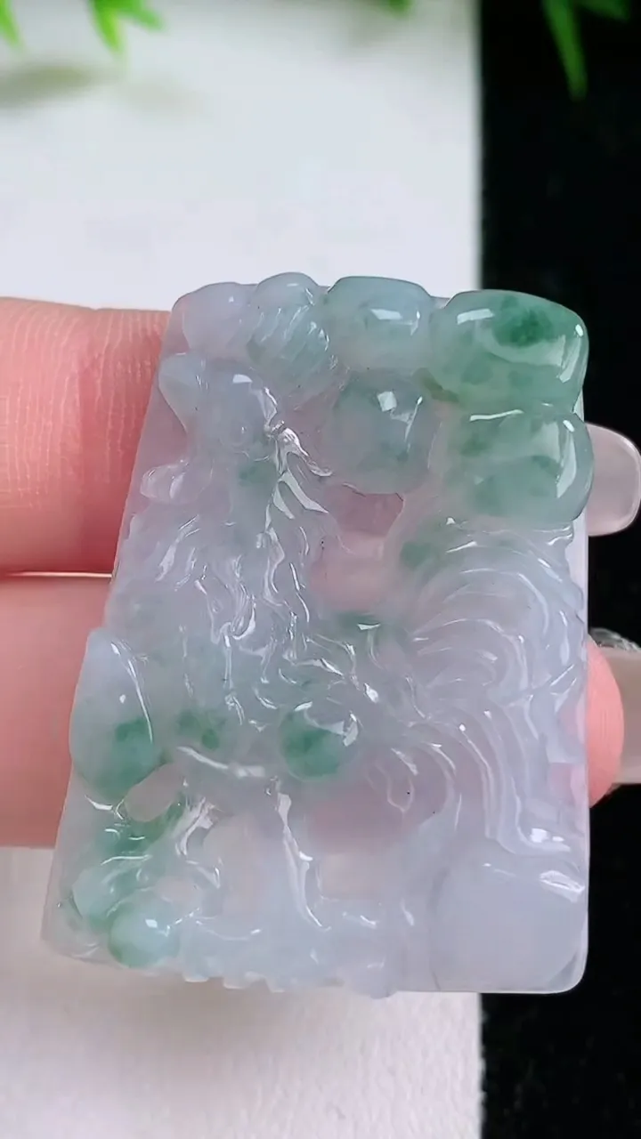 天然A货翡翠飘花生肖鸡吊坠，尺寸37-27-4.6，重量:11.38g
1月26日