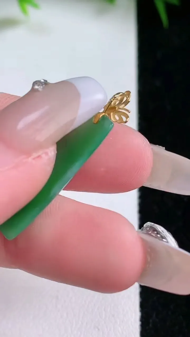 天然A货翡翠节节高升 竹节吊坠，尺寸25.4-9-2.9，重量:1.59g
1月26日