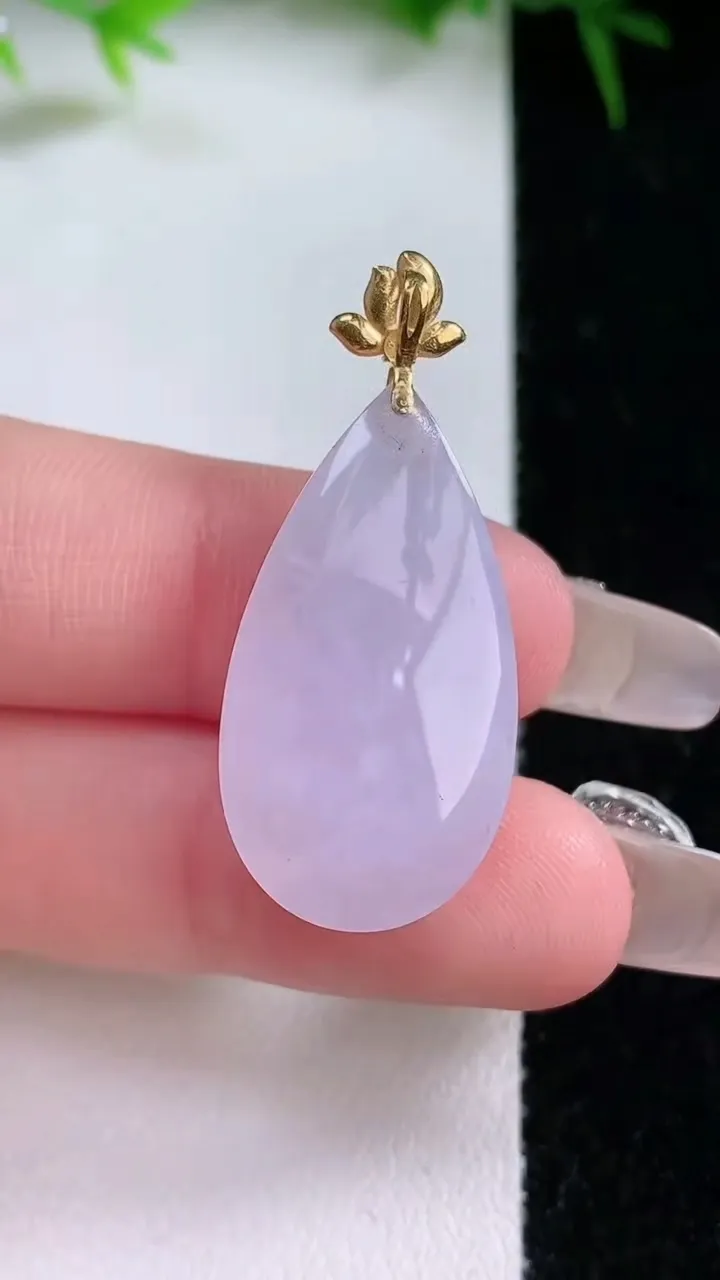 天然A货翡翠18K金紫罗兰水滴吊坠，尺寸27.5-15.3-7.6，重量:6.00g
1月26日