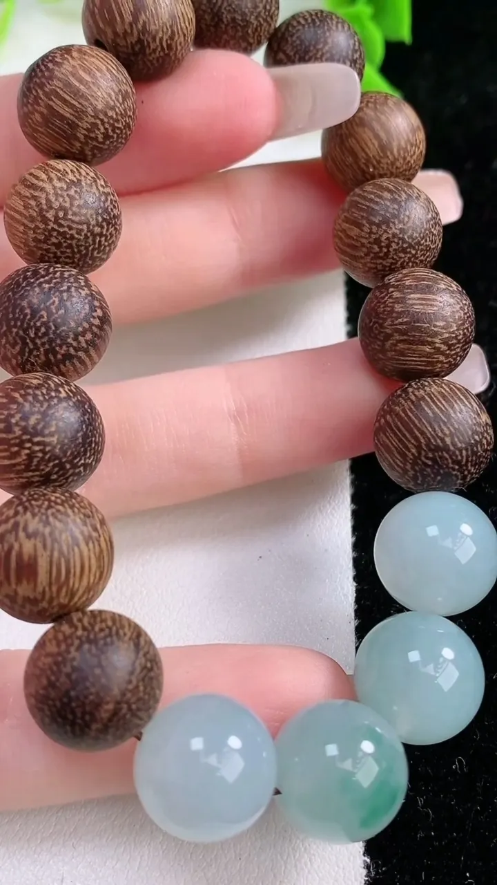 天然A货翡翠飘花圆珠手串，尺寸12.2，重:25.21g1月26日
工厂直销收藏佳品,种好水足，色泽均匀，有种有色，上手高大气！