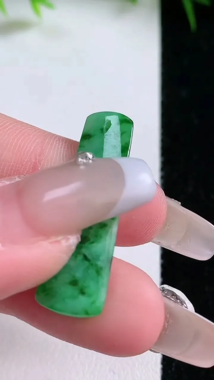 天然A货翡翠无事牌镶嵌件，尺寸31.8-10-4.6，重量:3.14g
1月26日