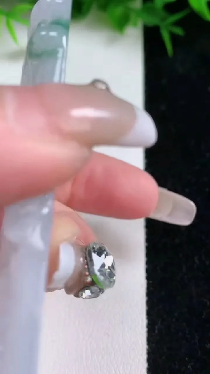 天然A货翡翠飘花文殊菩萨吊坠，尺寸71.2-48.5-5.6，重量:43.88g
1月26日