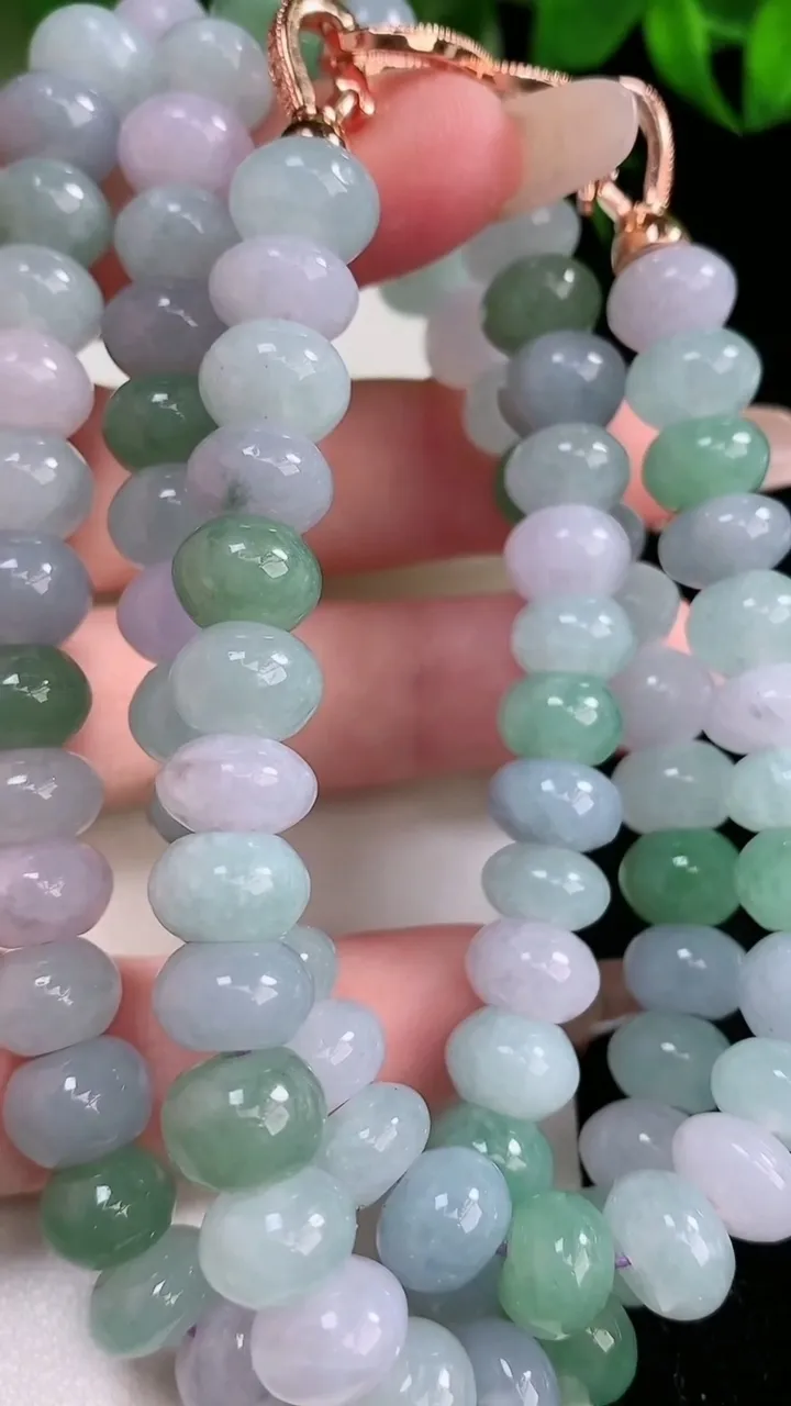 天然A货翡翠算盘珠项链，尺寸8.8-6-92颗，重量:91.70g1月26日
工厂直销收藏佳品,种好水足，色泽均匀，有种有色，上手高大气！