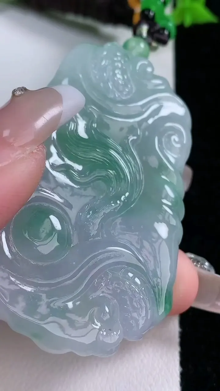 天然A货翡翠龙牌吊坠，尺寸62.3-36.7-9.8，重量:49.11g
1月26日