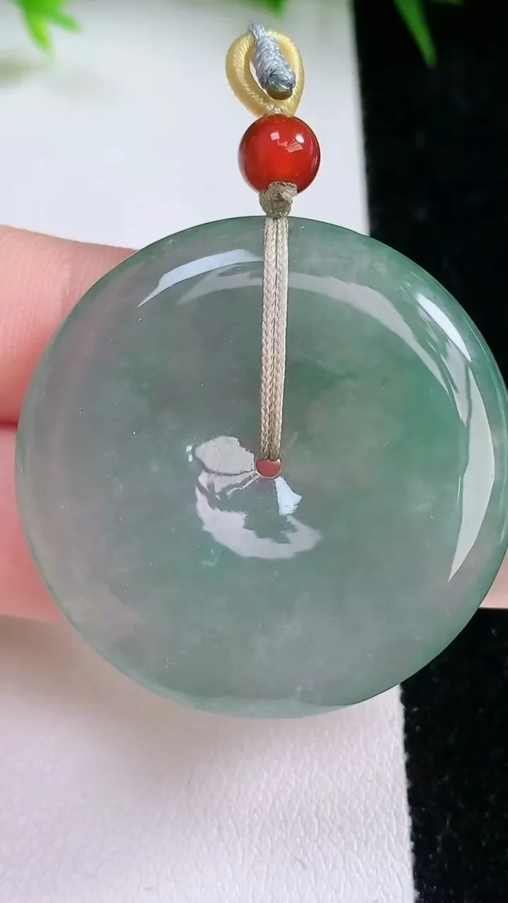 天然A货翡翠平安扣吊坠，尺寸37.5-5.8，重量:18.62g
1月26日