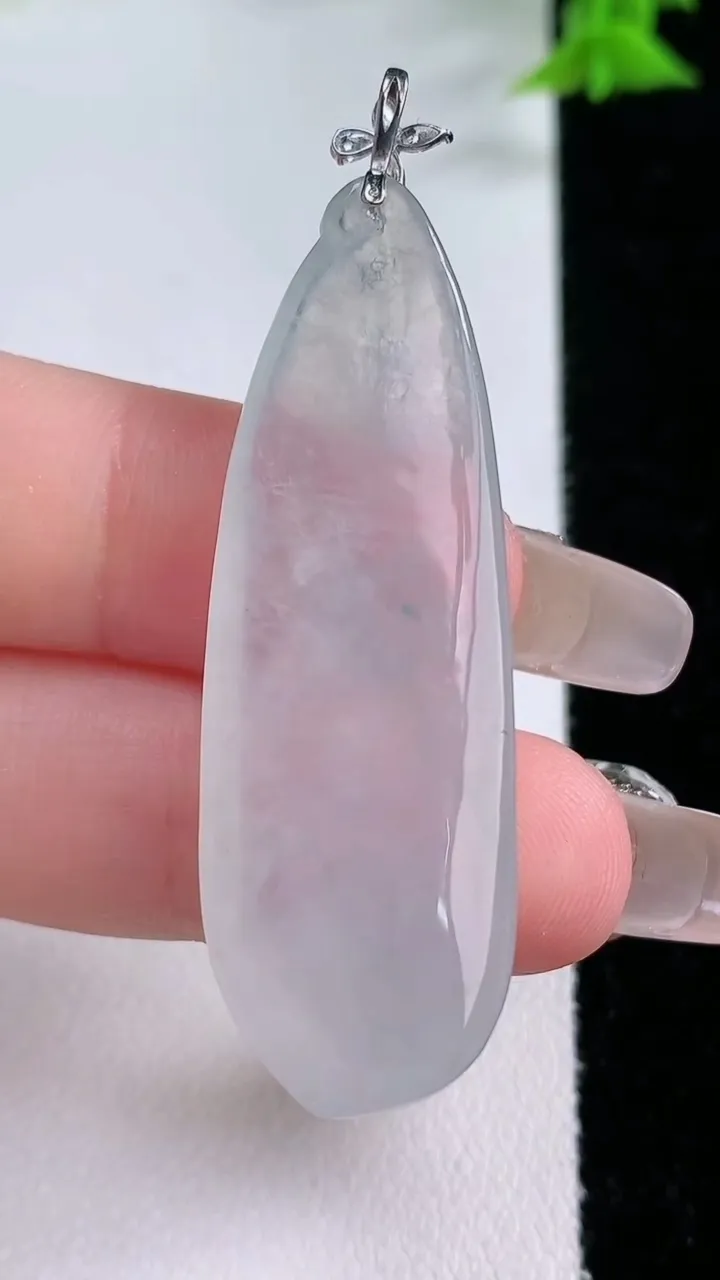 天然A货翡翠福瓜吊坠，尺寸46.2-15.6-7.3，重量:9.66g
1月26日