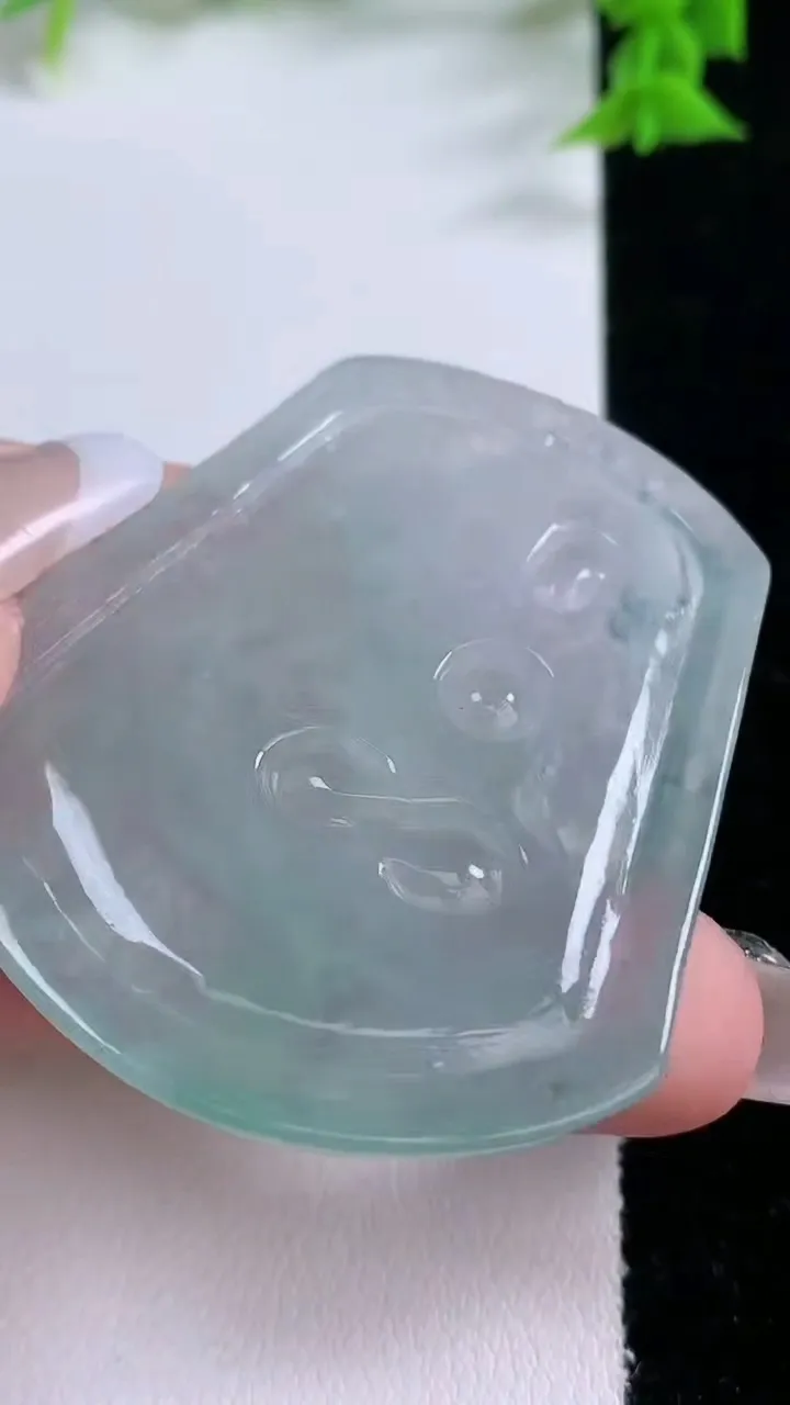 天然A货翡翠不动明王吊坠，尺寸52.2-44.4-4.7，重量:21.44g
1月26日