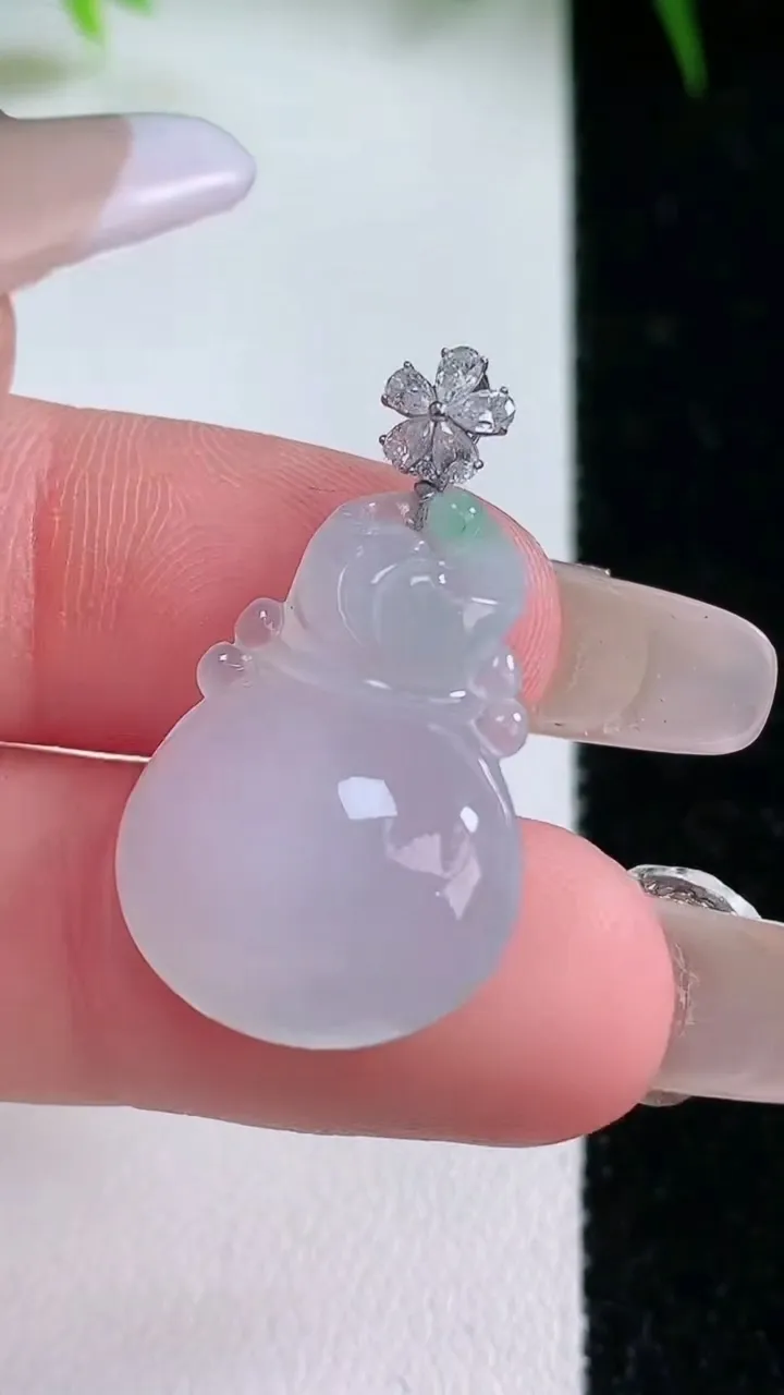 天然A货翡翠福袋吊坠，尺寸21-17-5.7，重量:3.56g
1月26日