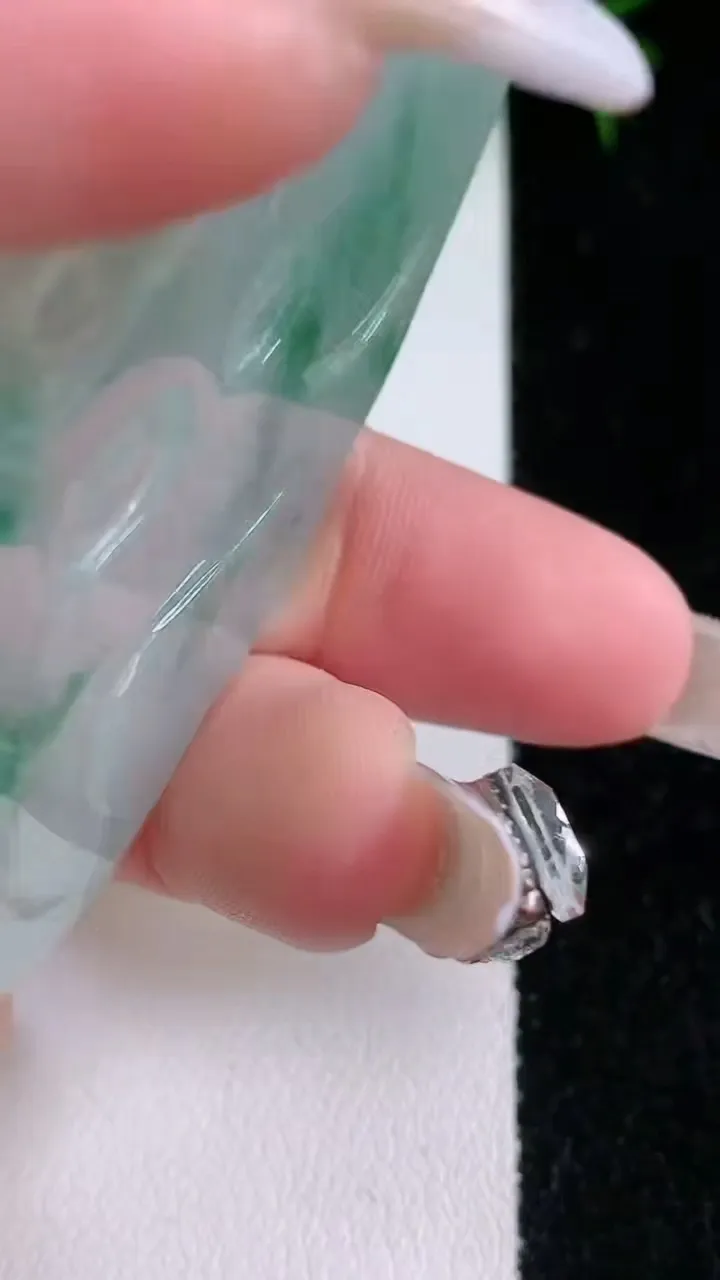 天然A货翡翠飘花普贤菩萨吊坠，尺寸68.7-42.4-5.2，重量:31.09g
1月26日