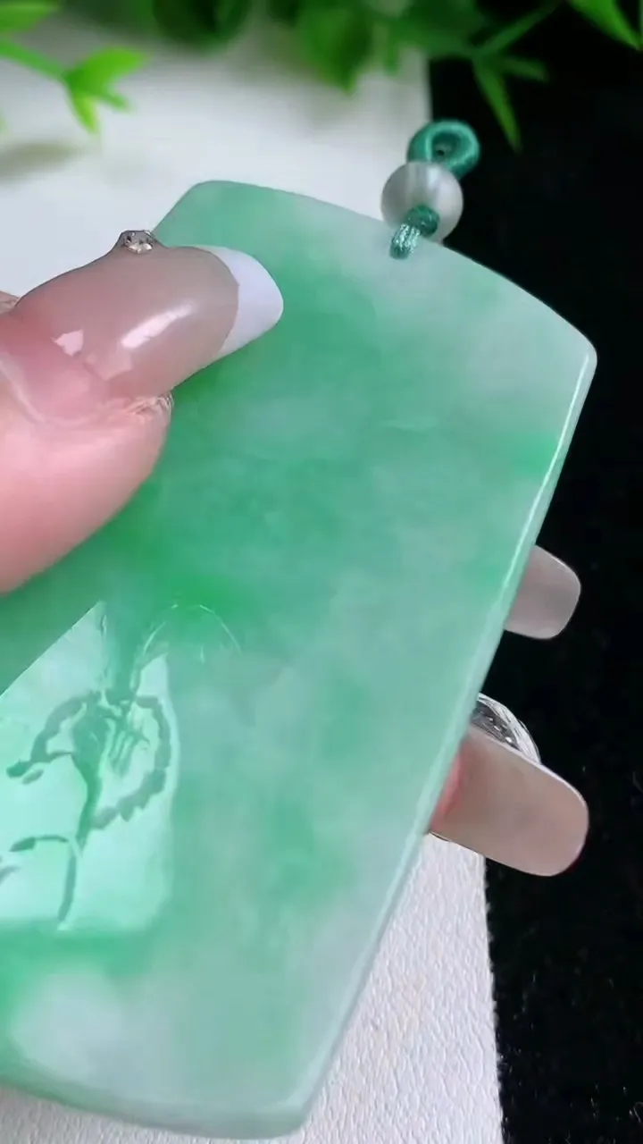 天然A货翡翠山水牌吊坠，尺寸65.6-38.3-4.2，重量:29.66g
1月26日