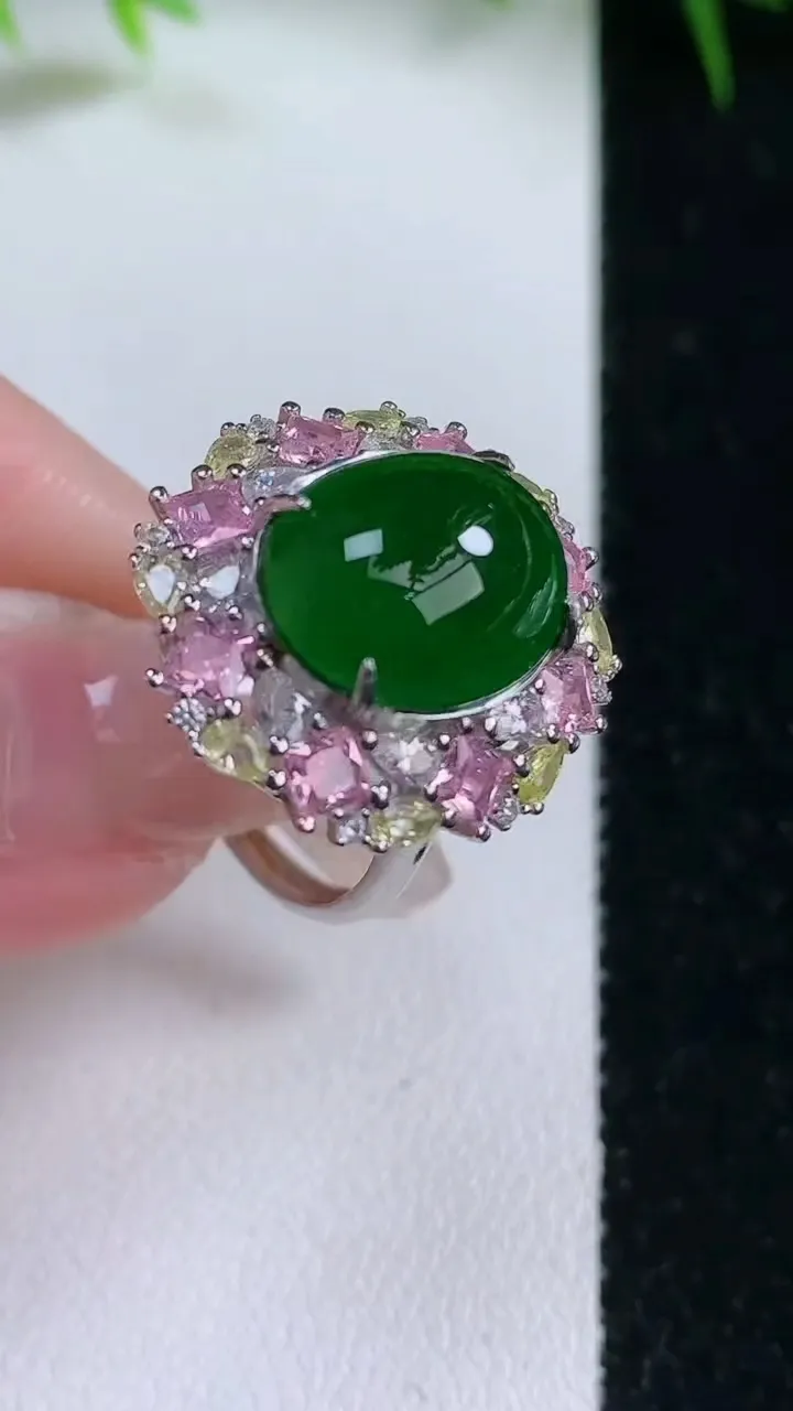 天然A货翡翠蛋面戒指，尺寸12.7-11-8.3，重量:4.62g2026年1月26日
工厂直销收藏佳品,种好水足，色泽均匀，有种有色，上手高大气！