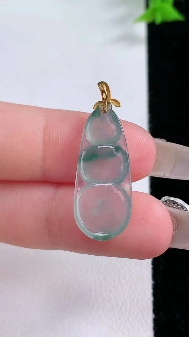 天然A货翡翠种飘花福豆吊坠，尺寸24-11-2.9，重量:1.63g
1月26日