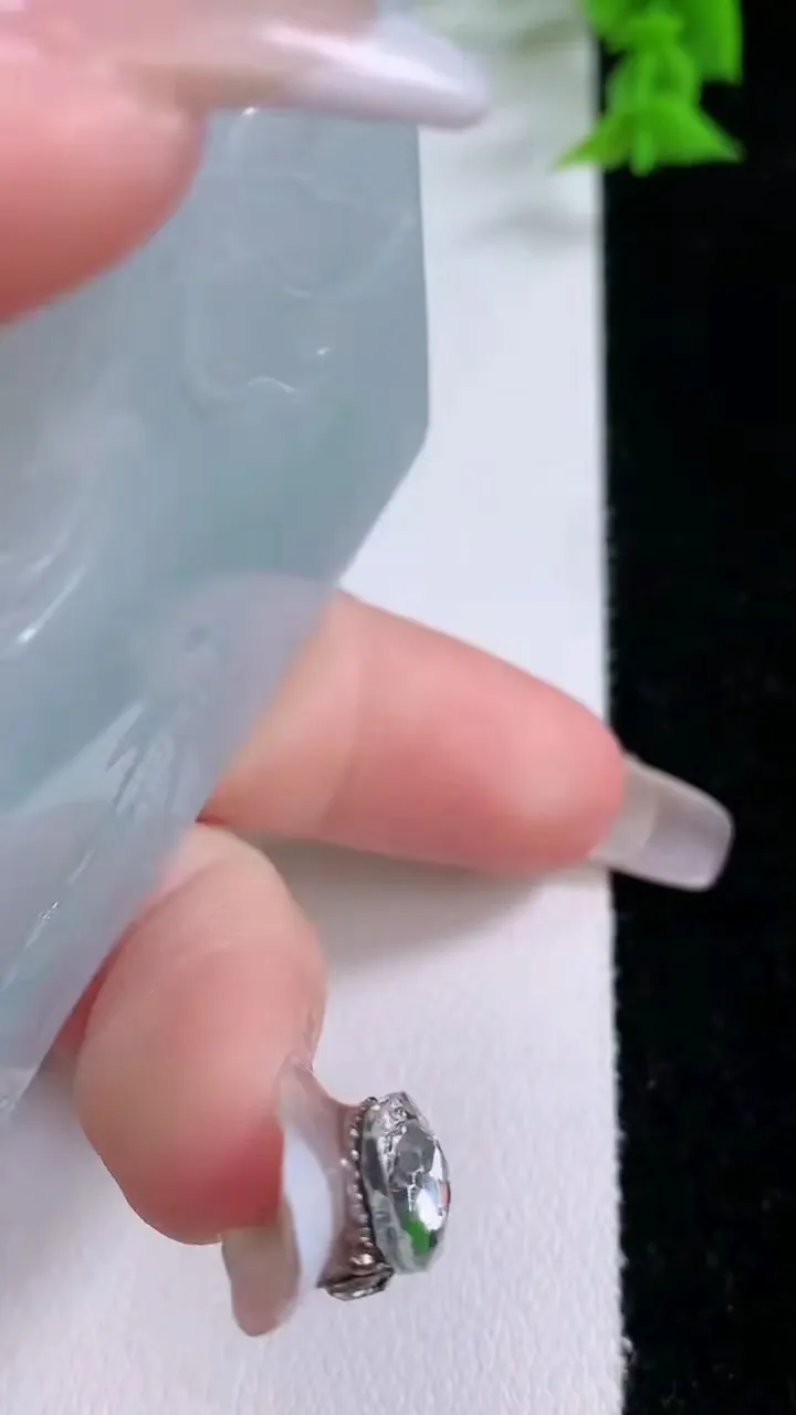 天然A货翡翠御龙关公吊坠，尺寸63-49.4-4.8，重量:39.02g
1月26日