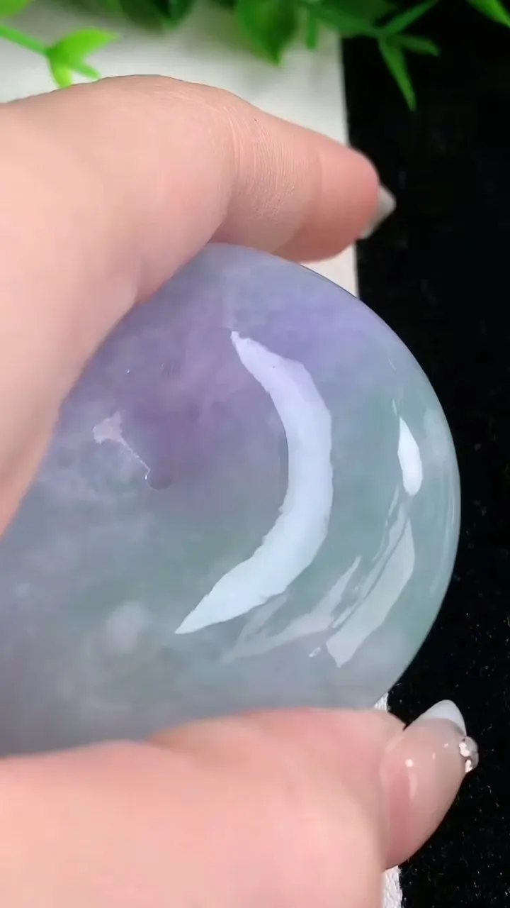 天然A货翡翠春带彩紫罗兰平安扣吊坠，尺寸51.3-13，重量:74.79g
1月26日