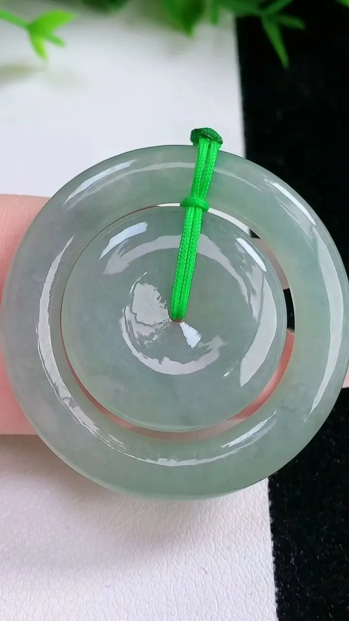 天然A货翡翠母子平安扣吊坠，尺寸44.6-5，重量:20.53g
1月26日