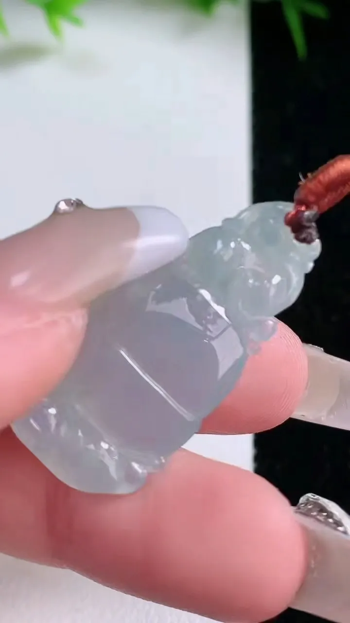 天然A货翡翠葫芦吊坠，尺寸33.7-16-4.7，重量:4.44g
1月26日