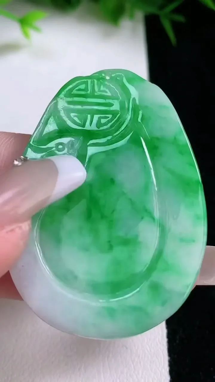 天然A货翡翠复古龙牌吊坠，尺寸50-35-3.5，重量:14.31g
1月26日