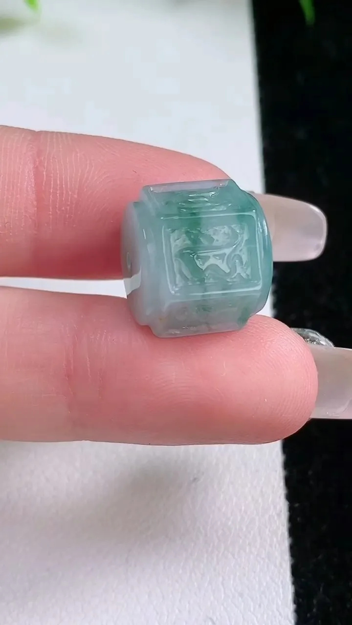 天然A货翡翠飘花六字真言 路路通吊坠，尺寸13-12.4，重量:5.90g
1月26日