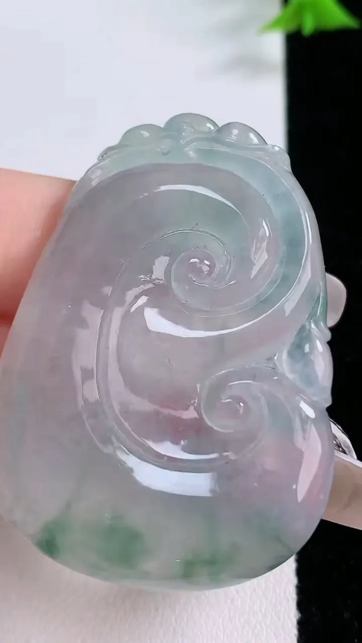 天然A货翡翠种飘花如意吊坠，尺寸49.6-36.3-4.6，重量:20.09g
1月26日