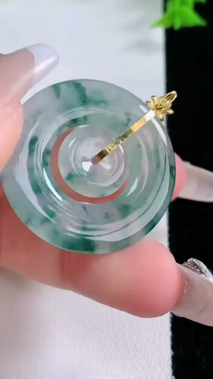 天然A货翡翠种飘花母子平安扣吊坠，尺寸32.3-3.6，重量:8.88g
1月26日