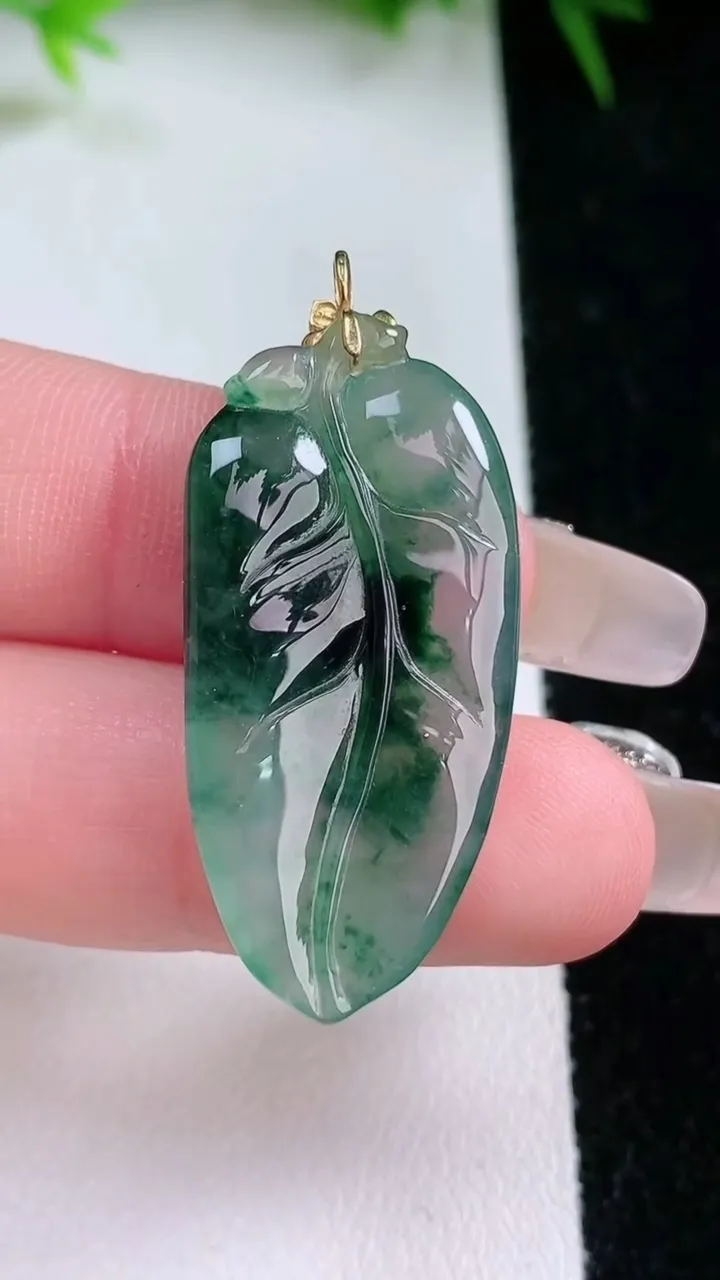 天然A货翡翠18K金飘花金枝玉叶 叶子吊坠，尺寸32.5-16.6-5.9，重量:5.18g
1月26日
