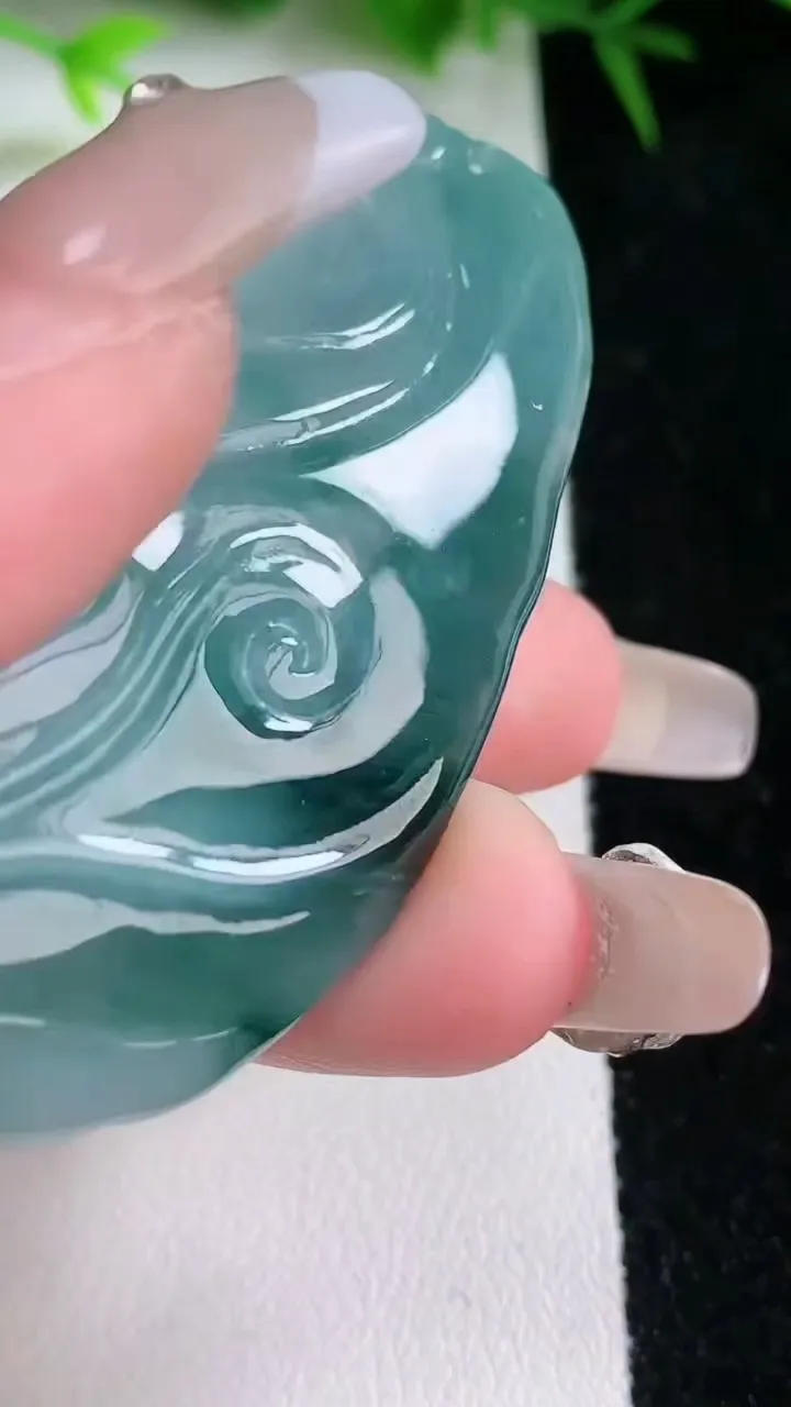 天然A货翡翠飘花龙牌吊坠，尺寸59-25.2-11.8，重量:30.54g
1月26日