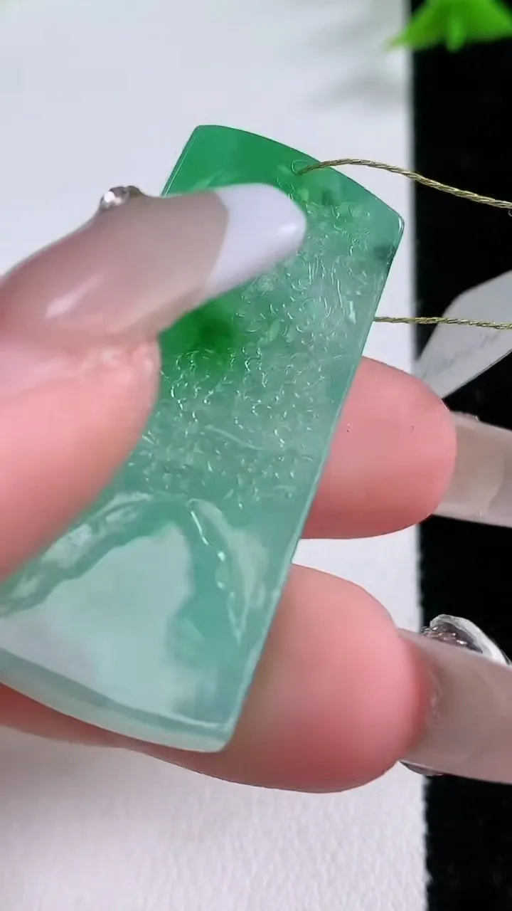 天然A货翡翠山水牌吊坠，尺寸40.5-17.5-7，重量:14.11g
1月26日