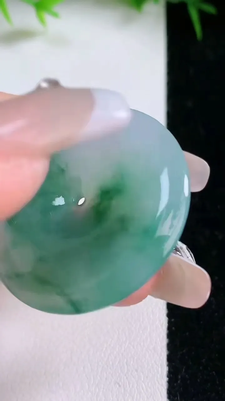 天然A货翡翠飘花平安扣吊坠，尺寸35.7-5.1，重量:15.20g
1月26日