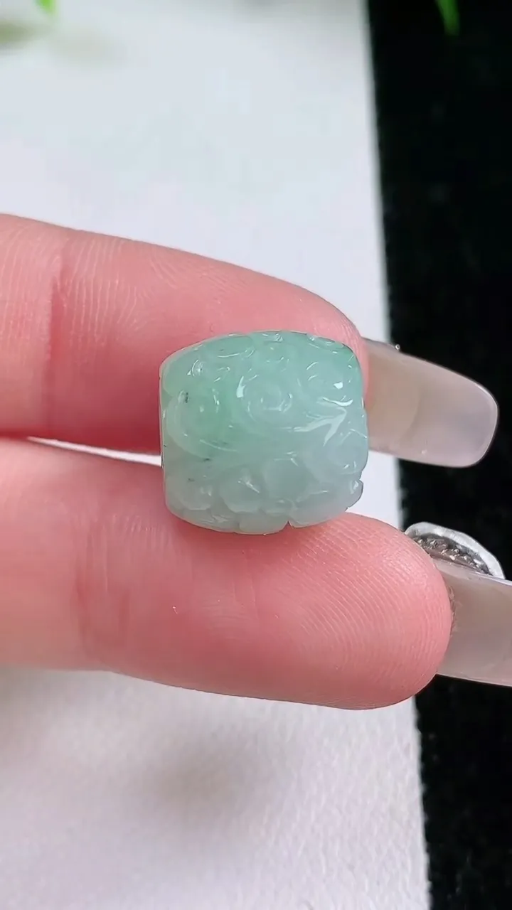 天然A货翡翠雕花路路通吊坠，尺寸12.7-13.3，重量:4.33g
1月26日