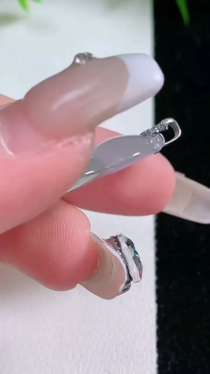 天然A货翡翠葫芦吊坠，尺寸25.3-18.6-5.6，重量:5.05g
1月26日